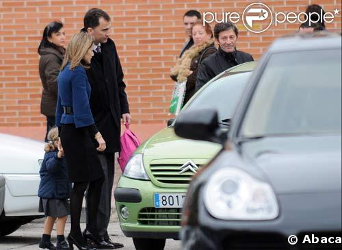 Letizia et Felipe d'Espagne vont chercher Leonor à l'école, le 29/10/08