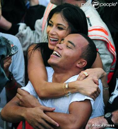 Nicole Scherzinger exprime sa joie en serrant dans ses bras le frere de Lewis Hamilton, Nick