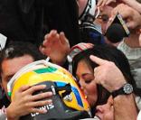 Nicole Scherzinger felicite Lewis Hamilton a l'arrivee du Grand Prix du Bresil 2008
