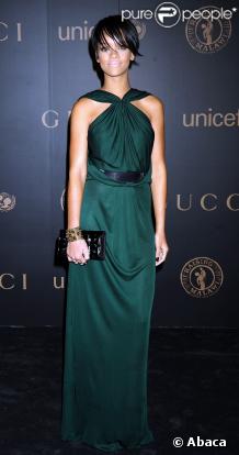 Rihanna, moulée dans une superbe robe Gucci