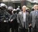 REPORTAGE PHOTOS : Jean-Paul Belmondo hilare, entouré d'hommes cagoulés et armés ! 