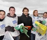 Bixente Lizarazu nettoie les plages pour combattre la pollution