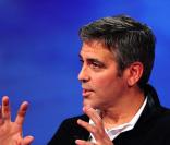 George Clooney conduit une voiture hybride