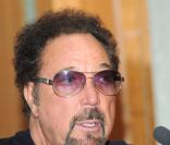 Tom Jones a bonne mine mais c'est un tricheur!