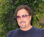 Tom Jones a bonne mine mais c'est un tricheur!