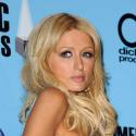 REPORTAGE PHOTO : Paris Hilton n'a plus d'argent pour s'acheter une robe... entière !