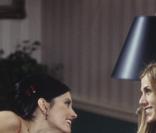 Jenifer Aniston et Courteney cox dans la série Friends