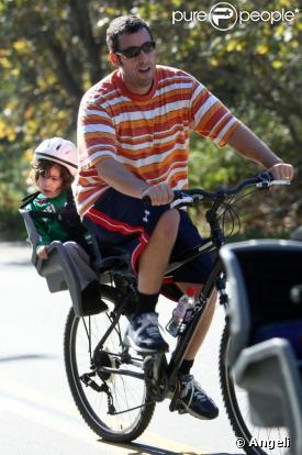 Adam Sandler et sa fille Sadie à vélo