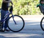 Adam Sandler et sa fille Sadie à vélo