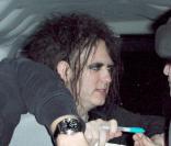 Robert Smith et The Cure arrivent discrètement pour leur concert secret