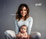 Mariska Hargitay (de New-York : Unité Spéciale des Victimes) pose pour la pub 'Got Milk' avec son fils