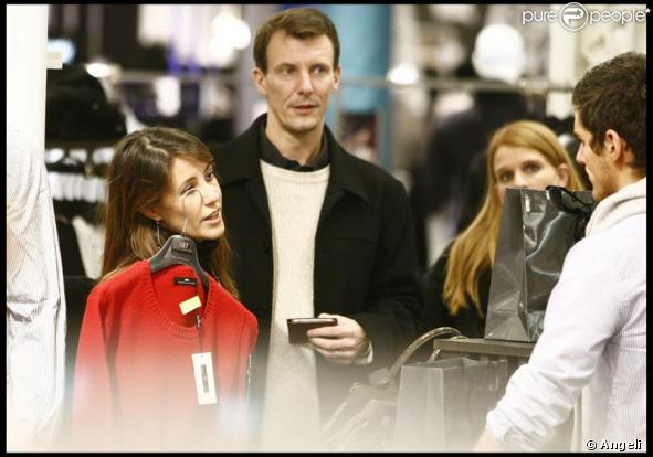La princesse Marie et le prince Joachim de Danemark se montrent enfin... pour faire leurs achats de Noël !