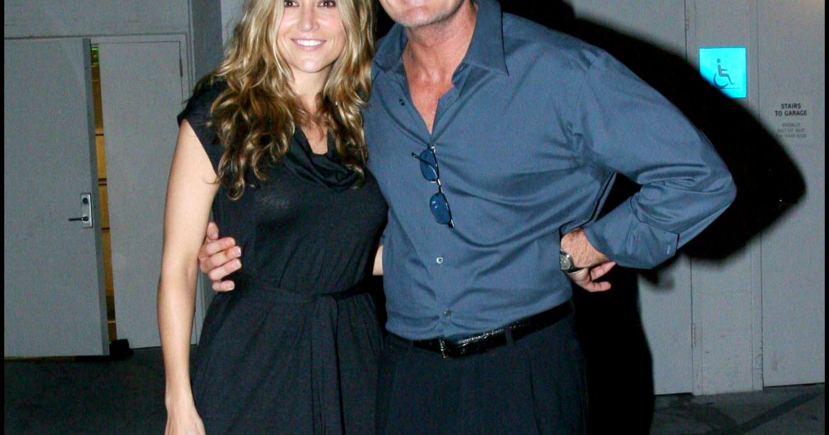 Charlie Sheen, la mère de ses jumeaux en rehab : La famille donne des nouvelles - Pure People