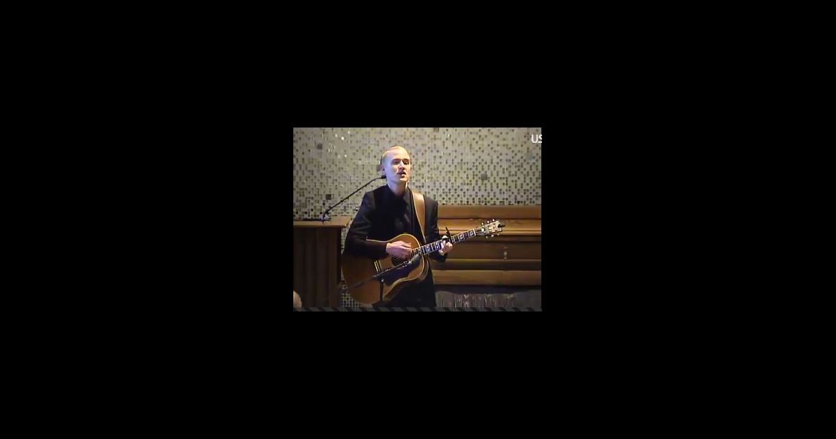 Mike Posner (I Took a Pill in Ibiza) chante aux funérailles de son papa - Pure People