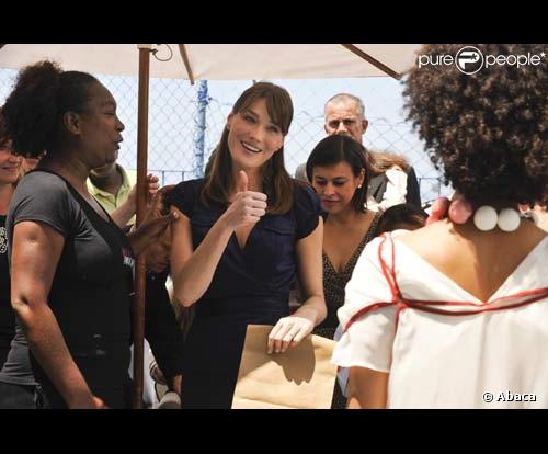 CArla Bruni assiste à un défilé dans une favela de Rio, le 23/12/08