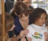 CArla Bruni assiste à un défilé dans une favela de Rio, le 23/12/08