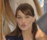 CArla Bruni assiste à un défilé dans une favela de Rio, le 23/12/08