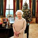PHOTOS : La reine Elizabeth a bien préparé son message de Noël... toujours aussi coincée hein !