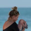 PHOTOS : Billie Piper à Miami avec bébé et mari... attention à ton top, Billie !