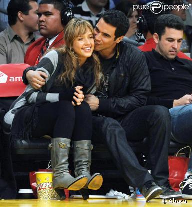Jessica Alba et Cash Warren bien complices devant un match des Lakers...Seraient-ils secrètemenr fiancés ?