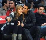 Jessica Alba et Cash Warren bien complices devant un match des Lakers...Seraient-ils secrètemenr fiancés ?