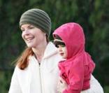 Marcia Cross se promène avec ses jumelles mais Savannah préfère rester dans les bras de maman. Los Angeles, le 4/01/09 