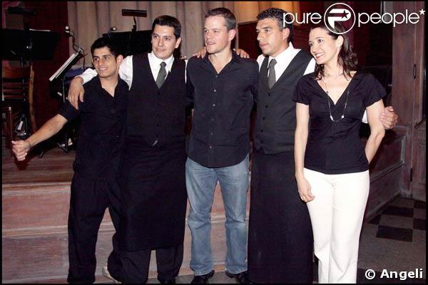 Matt Damon et sa femme Luciana font la fête en Argentine ! Matt n'hésite pas à poser avec les sevreurs... 30/12/08
