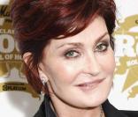  Sharon Osbourne frappe Megan Hauserman sur le plateau de  Rock of Love : Charm School  (VH1) parce qu'elle a insulté son mari (elle a dit que c'était une 