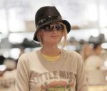 Même en période de Noël, Paris Hilton ne perd pas ses habitudes... Là, elle essaye de glisser le Père Noël dans sa culotte. 