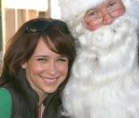 Jennifer Love Hewitt et Melissa Joan Hart entourées du Père Noël. 