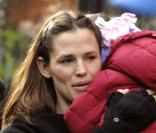 Jennifer Garner et Ben Affleck, accompagnés de leur petite Violet, font leurs courses de Noël