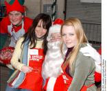 Jennifer Love Hewitt et Melissa Joan Hart entourées du Père Noël et d'un lutin alcoolique! 