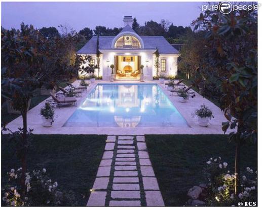 Voici la nouvelle maison de Michael Jackson à 100 000 dollars le mois... Ici, la maison des invités 
