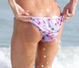 La star Paris Hilton à la plage