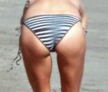La star Charlize Theron à la plage