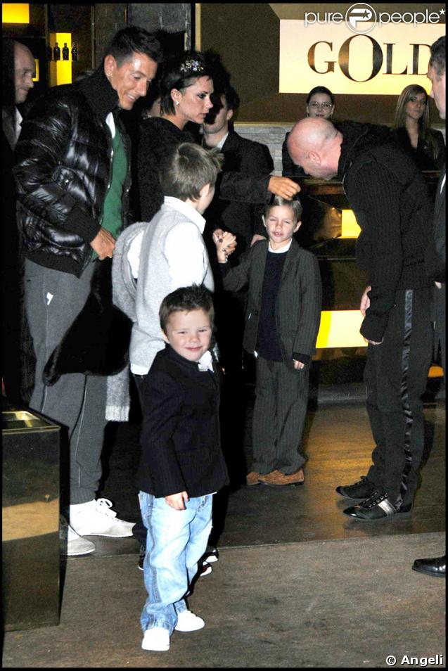 Stefano Gabbana, Victoria Beckham, Domenico Dolce et les trois petits Beckham. 