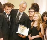Laurent Cantet entouré d\'une partie du casting de son film Entre les murs et de Sean Penn, le président du jury du Festival de Cannes 2008