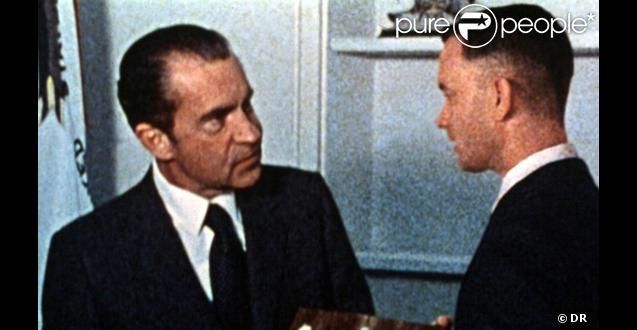 Tom Hanks dans Forrest Gump serrant la main à Richard Nixon 