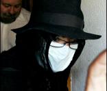 Michael Jackson tente de sortir discrètement d'une clinique de Beverly Hills