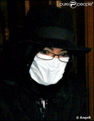 Michael Jackson tente de sortir discrètement d'une clinique de Beverly Hills
