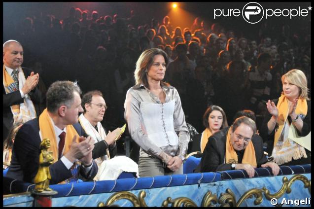 Stéphanie de Monaco entourée par Julien Lepers, Robert Hossein et Candice Patou au 33e festival du cirque de Monte-Carlo, le 17/01/09