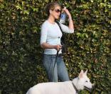 Jennifer Aniston et son chien prés de sa maison de Los Angeles