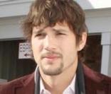 La classe incarnée... même dans une station de sport d'hiver, Ashton Kutcher reste d'une élégance rare ! Merci Demi d'avoir transformer l'ado geek en gravure de mode ! 