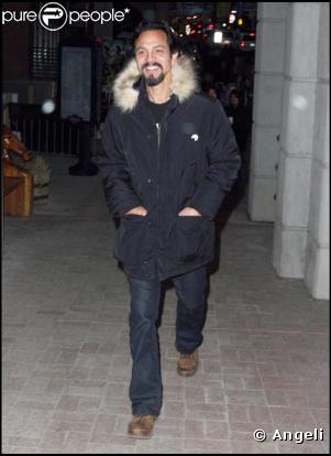 Loin de l'image glamour qu'il arbore en costume lors des tapis rouges hollywoodiens, Benjamin Bratt ne manque pas d'allure, même dans une chaude parka moumoutée au niveau de la capuche !