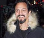 Loin de l'image glamour qu'il arbore en costume lors des tapis rouges hollywoodiens, Benjamin Bratt ne manque pas d'allure, même dans une chaude parka moumoutée au niveau de la capuche ! 