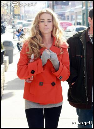 La jolie Denise Richards, dans un très élégant caban orange, semble avoir un peu froid lors du Festival de Sundance. Besoin d'un petit verre de vin chaud ?
