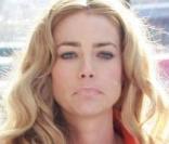 La jolie Denise Richards, dans un très élégant caban orange, semble avoir un peu froid lors du Festival de Sundance. Besoin d'un petit verre de vin chaud ? 