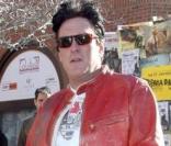 Michael Madsen, avec un superbe cuir rouge et un joli sac Vuitton, n'a pas oublié l'essentiel - la bière ! - au Festival de Sundance.