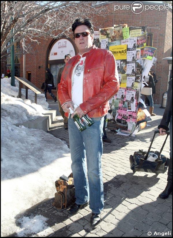 Michael Madsen, avec un superbe cuir rouge et un joli sac Vuitton, n'a pas oublié l'essentiel - la bière ! - au Festival de Sundance.