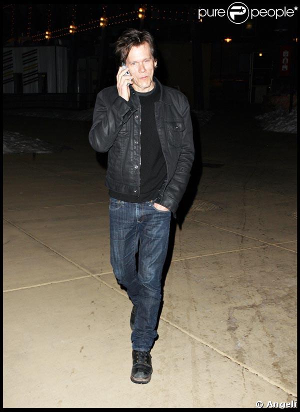 Kevin Bacon venu au Festival de Sundance, serait-il en pleine conversation avec sa douce moitié Kyra Sedgwick ? 